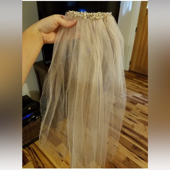 Wedding dress and veil - Picture 4 of 5